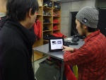 東京・原宿にある「ザ・ノース・フェイス」の基幹店で、iPadを使った接客をする様子