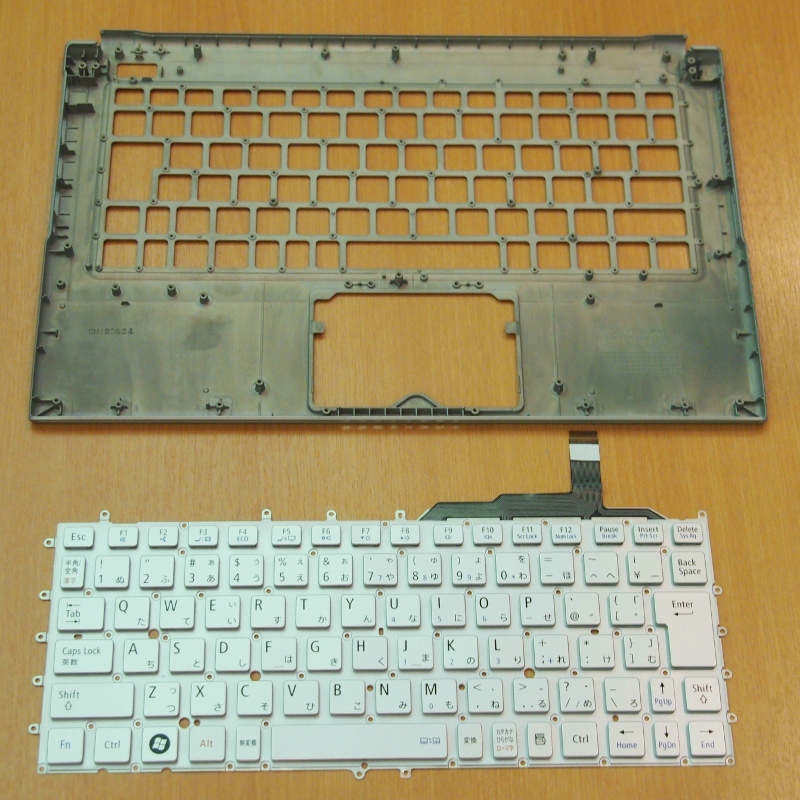 キーボードとキーボード面の外装部品。64個のねじ穴がある