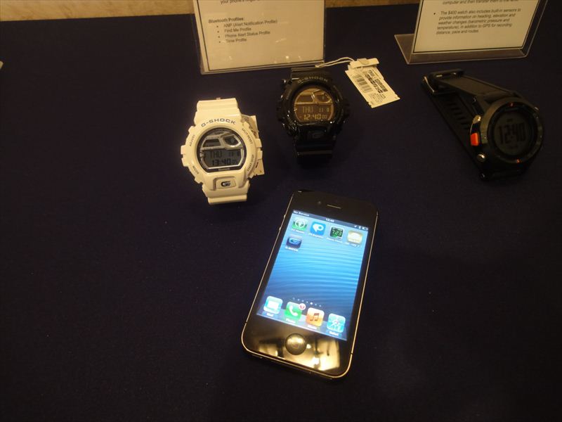 カシオ計算機のBluetooth対応腕時計は、AndroidとiOSを搭載するスマートフォンと連携して動く