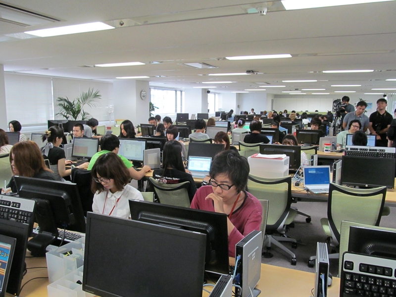 ディー・エヌ・エーの「カスタマーサポートセンター」の様子。東京と新潟の2拠点で、総勢400名のスタッフが監視に当たる