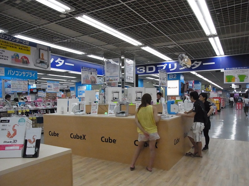 ヤマダ電機はLABI1日本総本店池袋に、3Dプリンターの特設売り場を設置。「Cube」だけでなく上位機の「CubeX」も展示している。8月下旬の週末に、子供向けの体験イベントを実施する予定だ