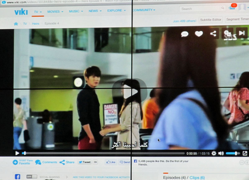 韓国語の動画を、アラビア語の字幕で見ているところ