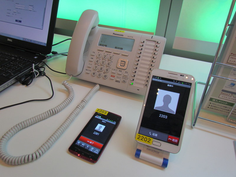NTTコミュニケーションズの新サービス「Arcstar Smart PBX」のデモンストレーション。キャリア・機種を問わずスマートフォンや固定電話を内線電話機として利用できる
