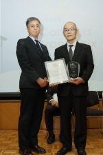 写真1●大賞を受賞したシトリックス・システムズ・ジャパンを代表して、同社の高沢冬樹マーケティング本部 統轄部長がトロフィーと表彰状を受け取った