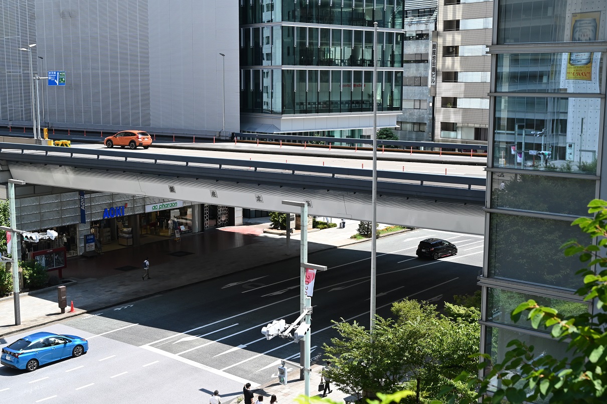 新京橋連結路は東京高速道路（写真の高架道路）のほぼ真下に整備する（写真：日経クロステック）