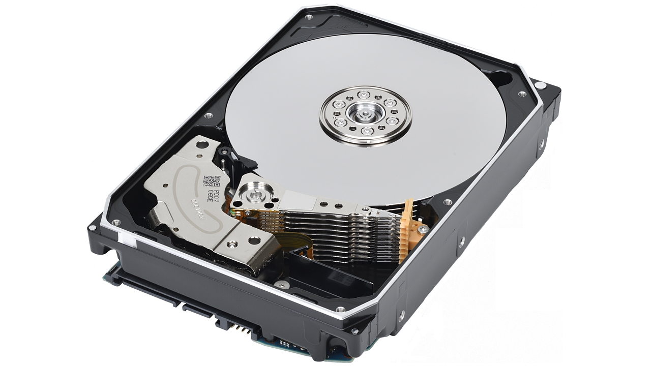 東芝が18TバイトのHDD、マイクロ波アシストで記録密度向上 | 日経