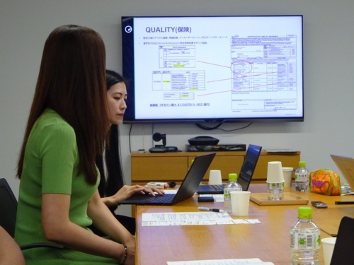 説明するFusion Worldwideセールスマネージャー(日本)の矢野明歌氏(奥)ら。(写真:日経クロステック)