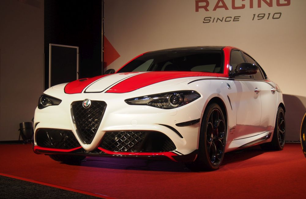 アルファロメオ モデルカー イベント 限定 アルファロメオのF1記念限定車、ブレーキ・排気系・シートで27kg軽量化