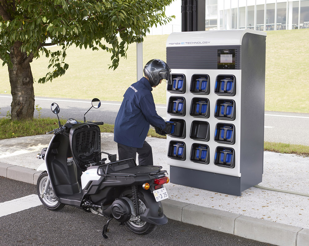 ホンダ、電動バイクなどに向けた電池交換設備を販売 | 日経クロス 