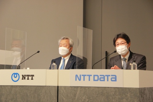 記者会見に臨むNTTの澤田純社長（左）とNTTデータの本間洋社長