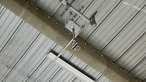 倉庫の天井に設置したカメラの映像を基にロボットを制御