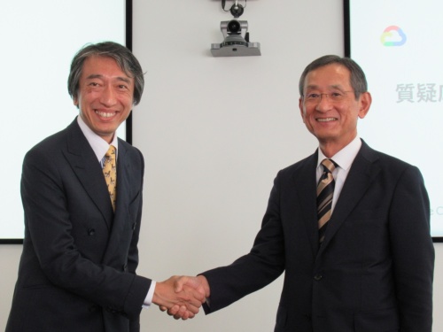グーグル・クラウド・ジャパンの阿部伸一社長（左）と、ふくおかフィナンシャルグループの横田浩二取締役執行役員