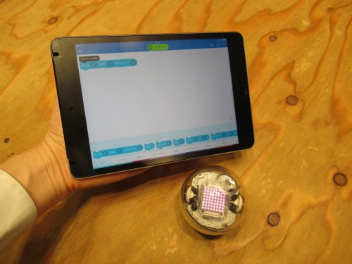 球体ロボット「Bolt」とBoltを操作するタブレット