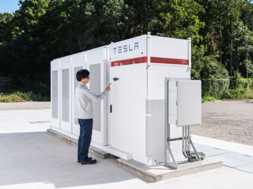 IIJが千葉県白井市のデータセンターに導入したテスラ製のリチウムイオン蓄電池「Powerpack」