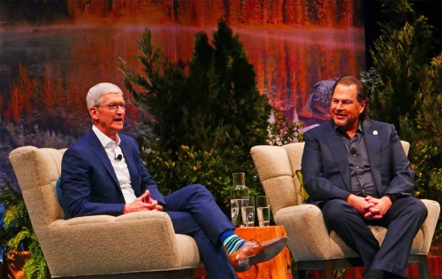 米アップルのティム・クックCEOと米セールスフォース・ドットコムのマーク・ベニオフ会長兼CEO（米サンフランシスコで開催中の「Dreamforce 2019」）