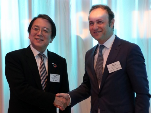 NTTコムウェアの関洋介取締役と仏アトスのピエール・バルナベ上級副社長
