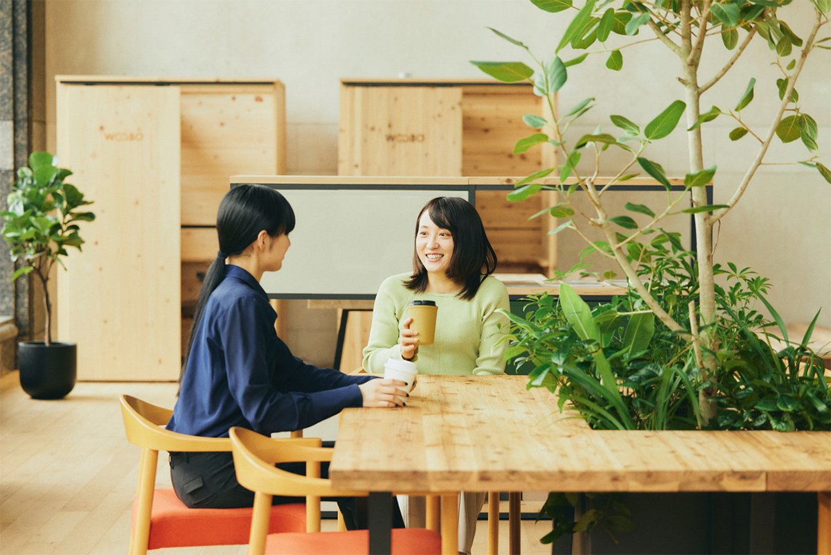 中央に植栽を置けるロの字形の8人掛けテーブル | 日経クロステック Active