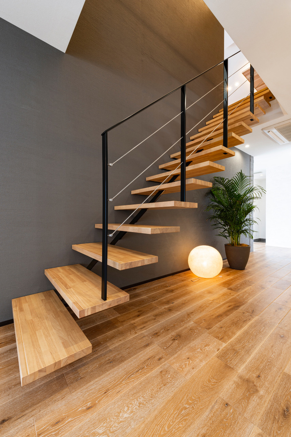 硬質石こうボードと24mm厚の下地合板で取り付けられるスチール製の片持ち階段 日経クロステック Active