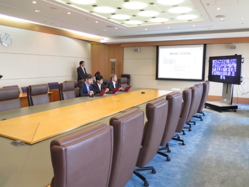 2019年7月23日にJALが開催したIT戦略に関する役員会議「IT分科会」の様子。役員会議室は閑散としている