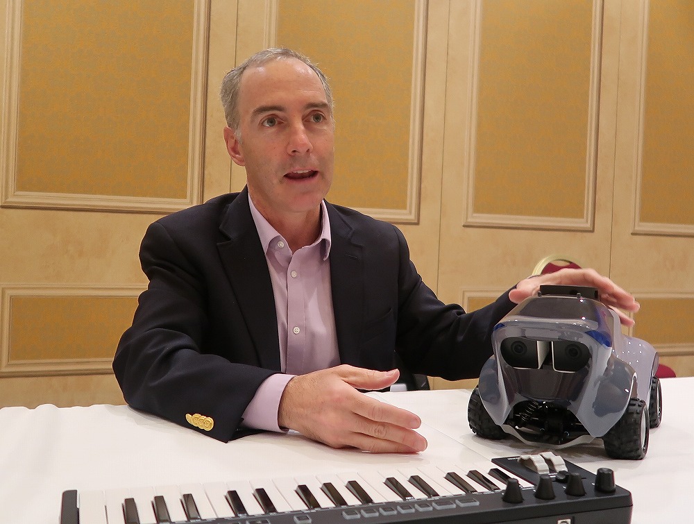 AWSの自動運転車「DeepRacer」レースで日本人が優勝、AIを乗りこなせた