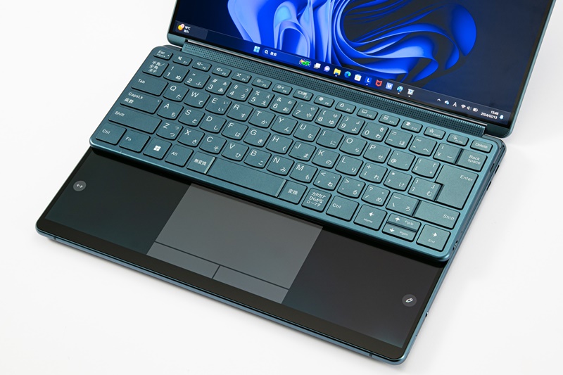 2画面ノートパソコン「Yoga Book 9i」、左右配置で付属