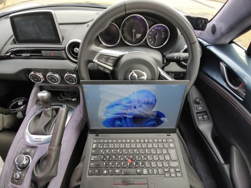 運転席で膝の上にパソコンを置くと、ハンドルが邪魔になって使いにくい。そこで自動車用のテーブルを用いる