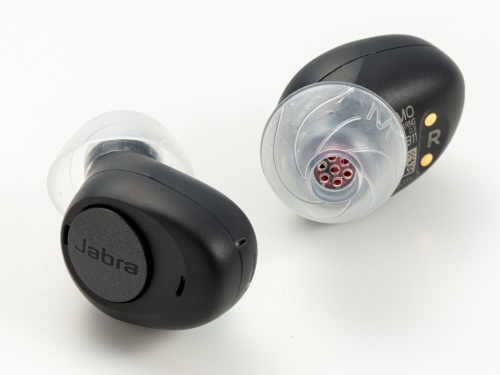 「Jabra Enhance」は聴力強化機能を備えた完全ワイヤレスイヤホン型のデバイスだ