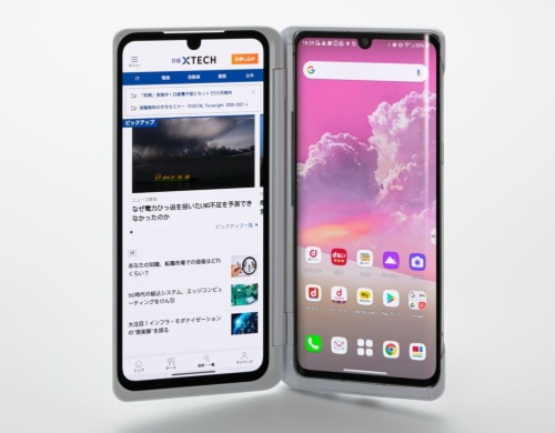 NTTドコモが発売した韓国LG電子製の5G対応スマートフォン「LG VELVET L-52A」。専用ケースを取り付けると2画面スマホとして利用できる