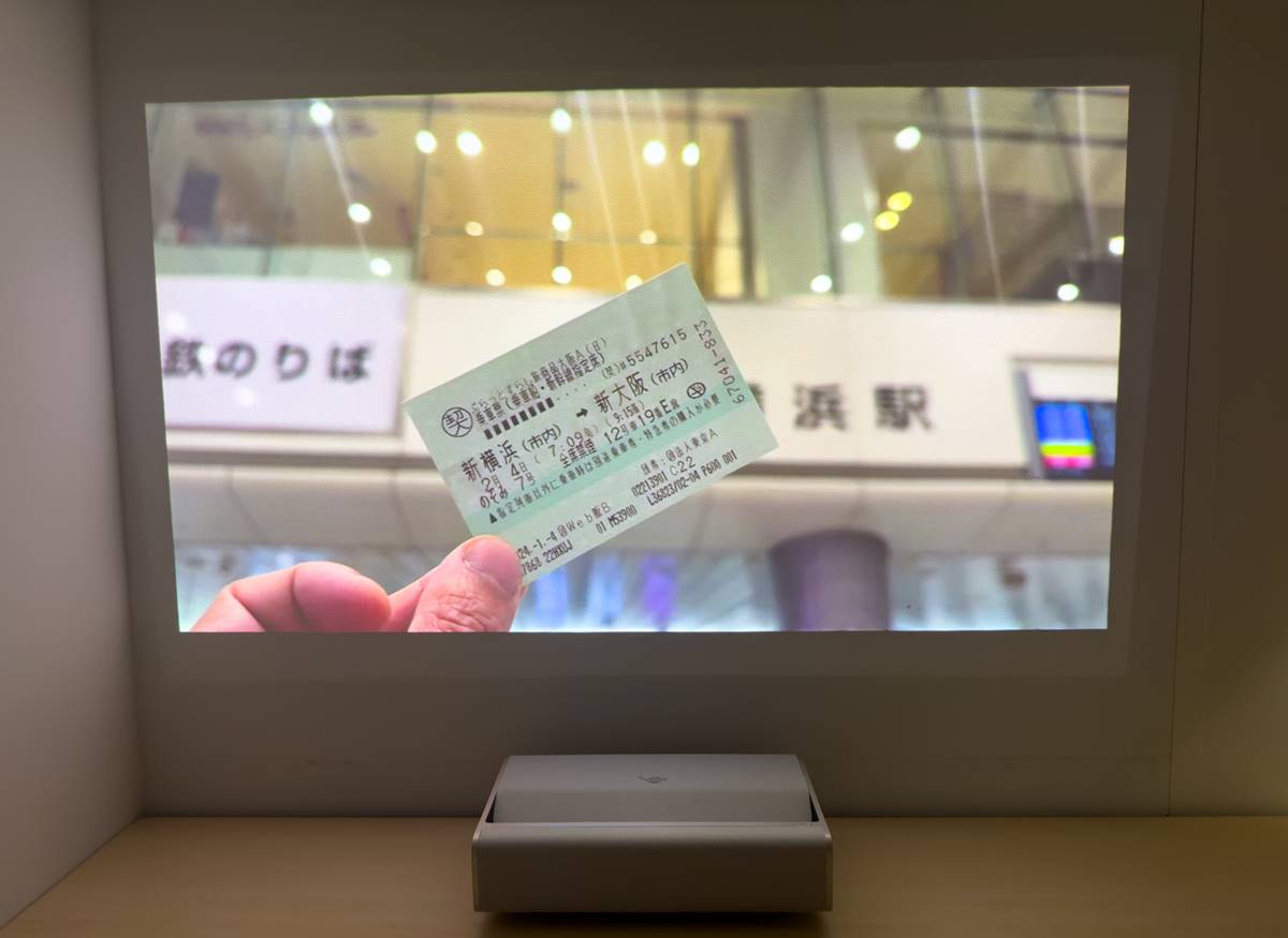 投写する画面の解像度はフルHD（1920×1080ドット）である。細かい文字がはっきり映り、色味や画質はとてもいい