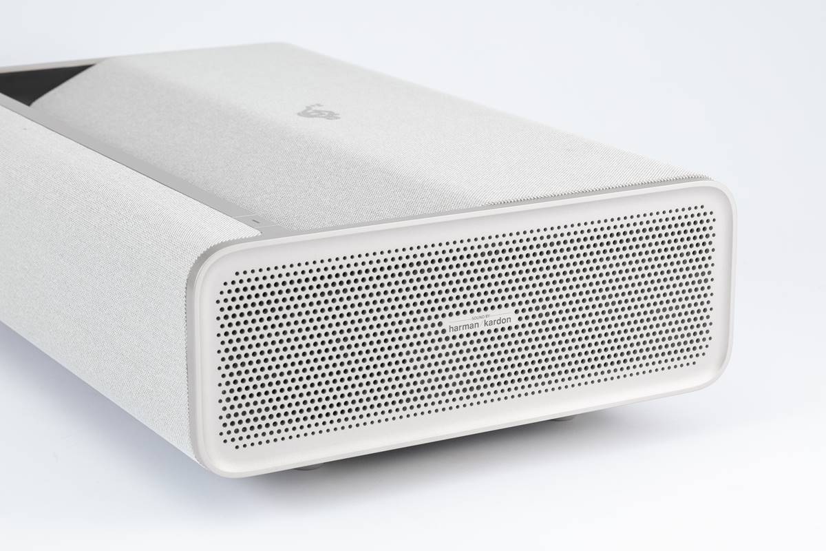 左右に8Wのサラウンドスピーカーを搭載する。15Wのウーハーも搭載しており、高音から低音まで臨場感あふれる音が出る