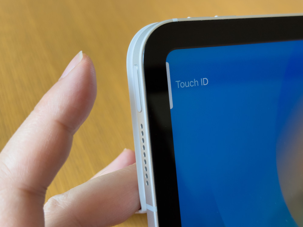 「Touch ID」が搭載されたトップボタンで指紋認証する。写真ではiPadを横向きで使っているため、トップボタンが横位置にある