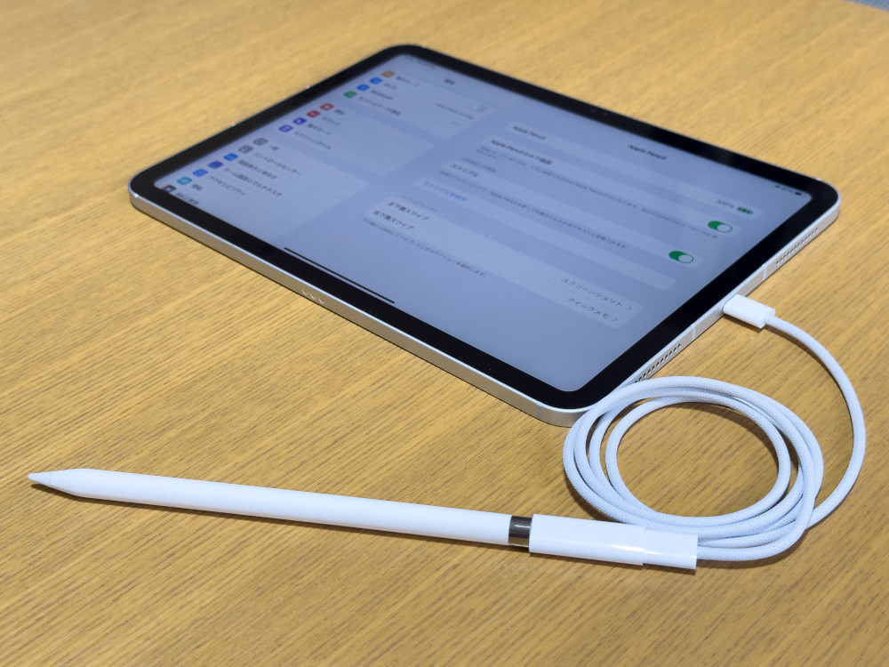 変換アダプターとUSB-C充電ケーブルを介してiPad 10と物理的に接続し、ペアリングと充電を行う