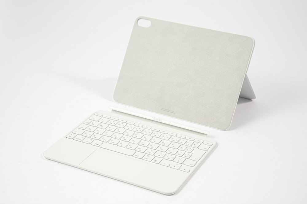 「Magic Keyboard Folio」はキックスタンド方式を採用。キーボードとスタンドを分離できる。スタンド部はiPad 10の背面と磁石で固定される