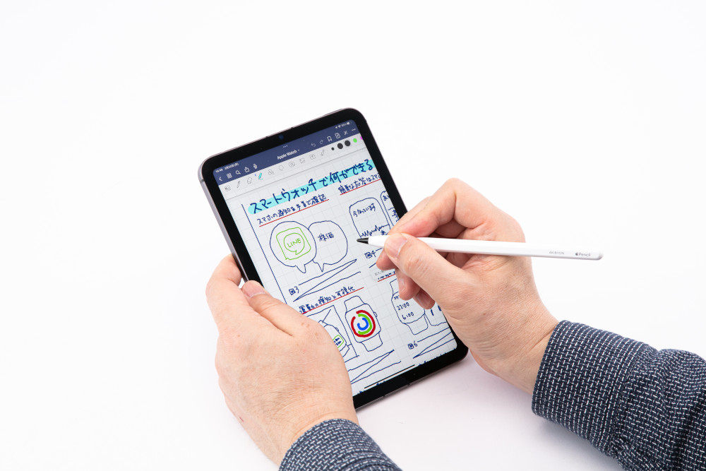 iPad mini 6はディスプレーが小さいものの、Apple Pencilで手書きする際には、小型軽量なため片手で楽に支えられる。立った状態でも使えるため外出先でも重宝する