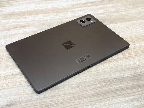 背面は「ストームグレー」と呼ぶ濃いめの灰色。中央にブランドロゴを配置するだけのシンプルなデザイン