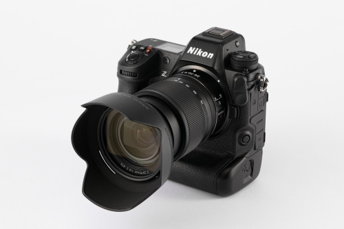 ニコンがミラーレスカメラのフラグシップとうたう「Z 9」。大手家電量販店での実勢価格は70万円前後（税込み、2022年5月9日時点）だ。 写真のレンズは別売り