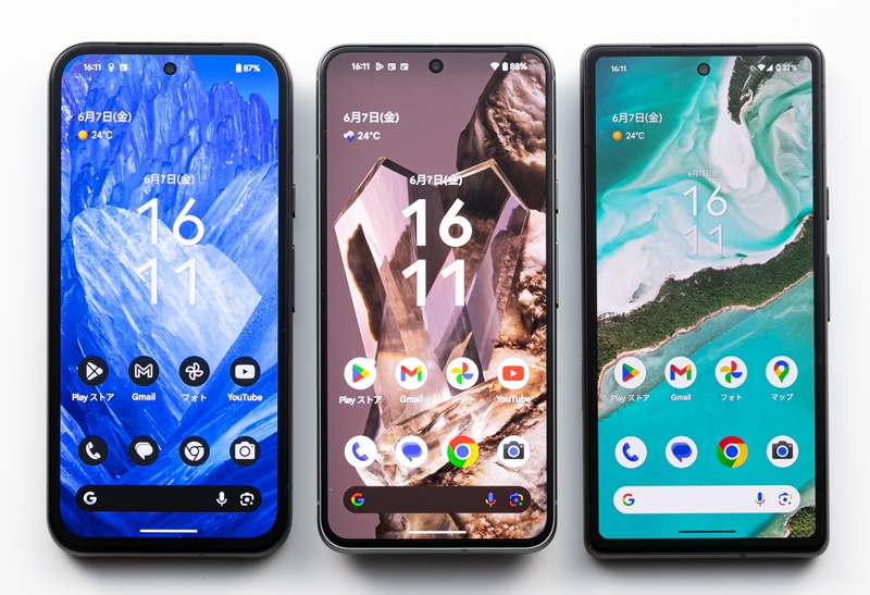 Pixel 8a（左）、Pixel 8（中央）、Pixel 7a（右）。Pixel 8aはPixel 8とほど同等の見やすさだ。サイズは6.1型で、Pixel 8の6.2型より若干小さい