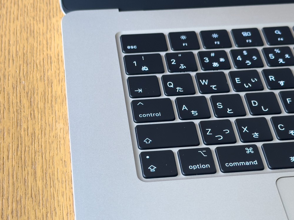 MacBook Proとは異なり、キーボードの左右に細かい穴（スピーカーグリル）がない。スピーカーの開口部はディスプレーのヒンジ側にあり、音はディスプレーの下部に反射してユーザーに届く