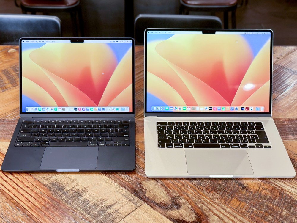 M2チップ搭載「MacBook Air」の13インチモデル（左）と15インチモデル（右）。13インチモデルにのみGPUが8コアのM2チップが用意される。ほかは10コアGPU