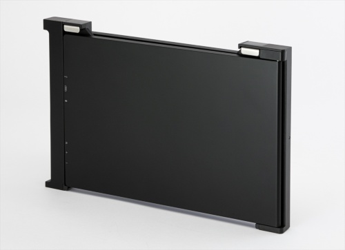 折り畳んだ状態。ノートパソコンと重ねて持ち運べる