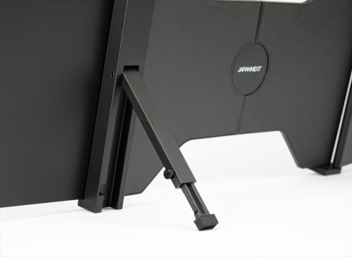 重みで後ろに倒れないように、背面にはスタンドが付いている