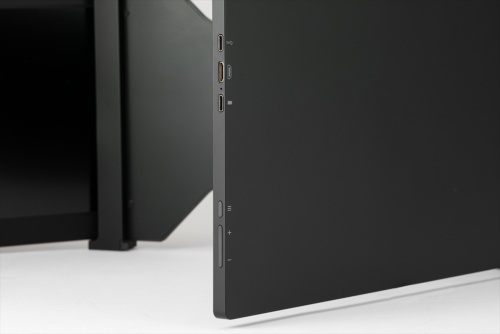 左右のディスプレーには、それぞれ映像入力対応のUSB Type-C端子、電源入力用のUSB Type-C端子、映像入力用のminiHDMI入力端子が付いている。また電源のオン・オフとメニュー呼び出しを行うボタン、明るさ調整とメニュー表示時の操作ボタンも付いている