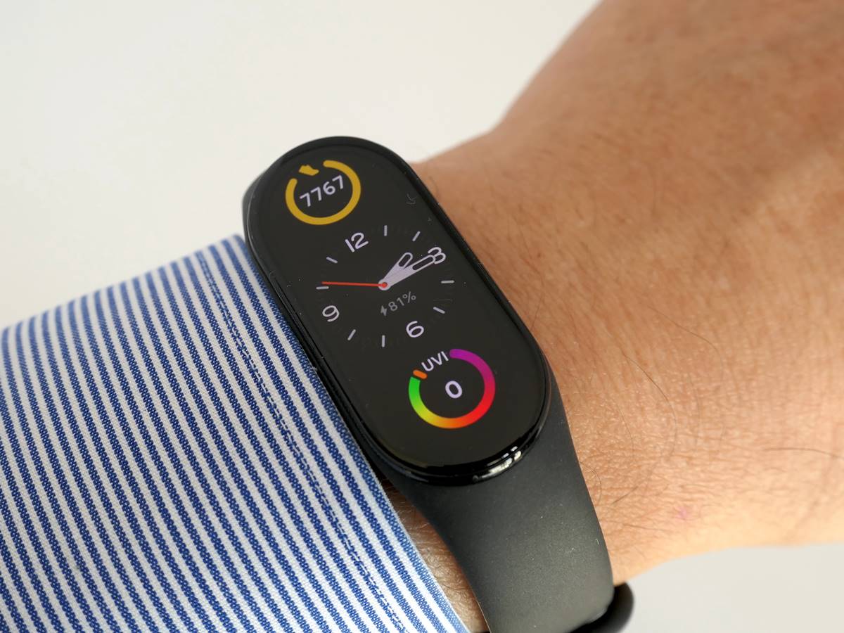 スマートバンドはスリムである。装着時の存在感は控えめだ（画像は中国シャオミのXiaomi Smart Band 7）