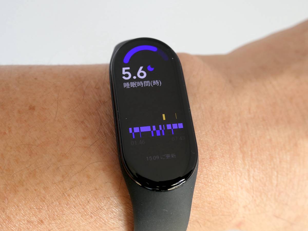 腕に装着したまま寝て睡眠をモニタリングできる（画像は中国シャオミのXiaomi Smart Band 7）