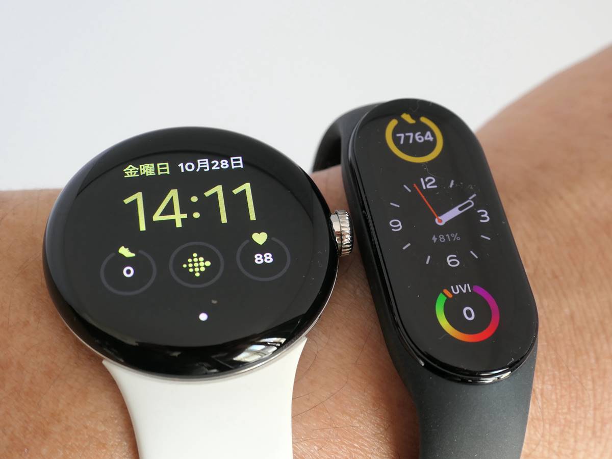 画面の視認性ではスマートウオッチに軍配が上がる（画像左は米グーグルのGoogle Pixel Watch、右は中国シャオミのXiaomi Smart Band 7）