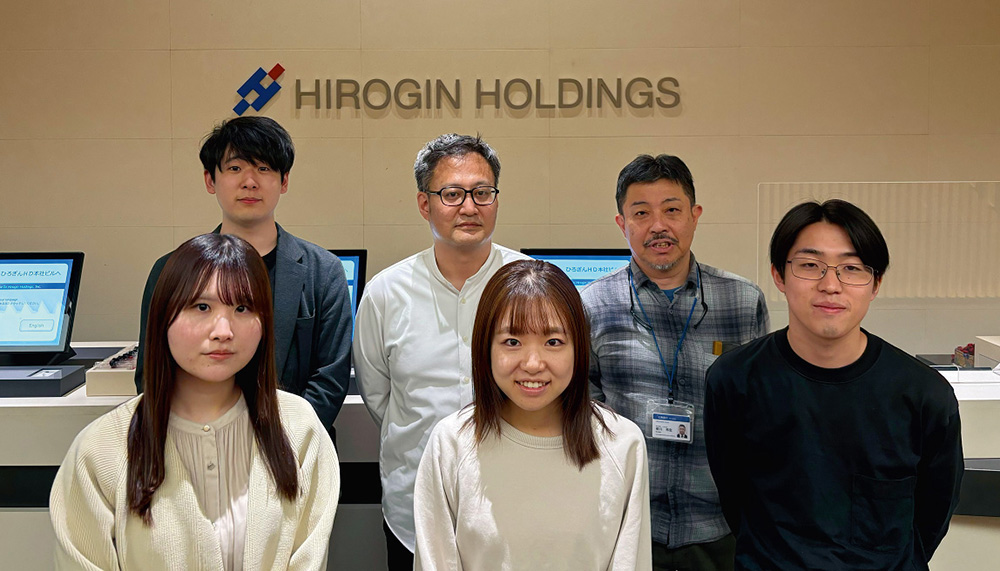 ミニアプリの内製に取り組んだ広島銀行ＩＴ統括部システム統括室のメンバー（写真提供：広島銀行）