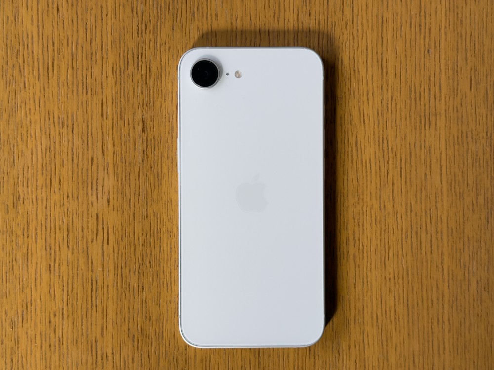 「iPhone 16e」の大きな特徴は背面カメラが1つという点。最近のiPhoneに慣れていると、カメラ部分に台座がないデザインが新鮮に感じた