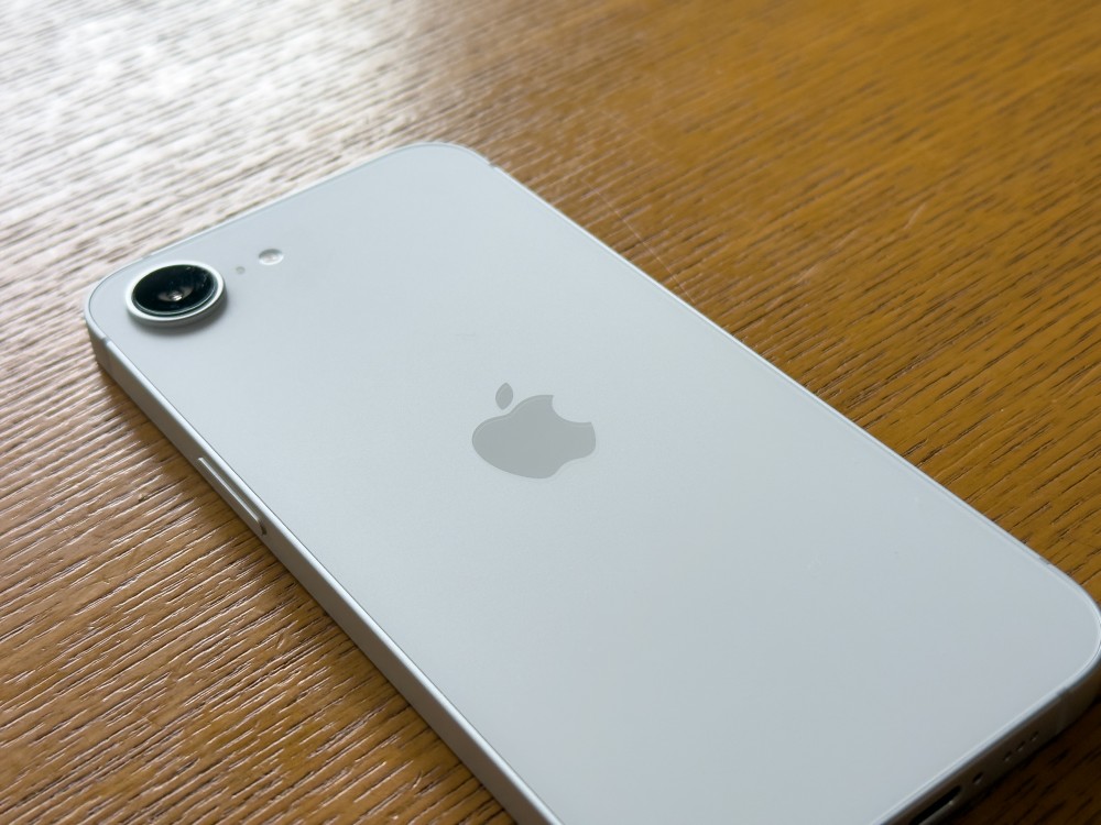 アップルマークがしっかり見える角度で撮影した画像。アップルマーク部分にはマット加工や着色がない。下地の白が見えている