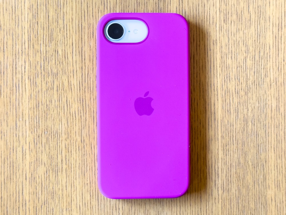 純正のケースを装着した状態。iPhone 16eのシンプルな背面が隠されてしまう。iPhone 16eの背面を見せて周囲だけをガードするバンパー型のケースを使用するのも手だろう