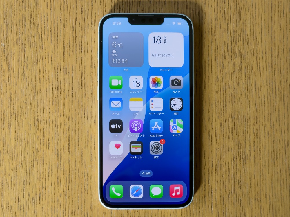 iPhone 16eは、正面上部にカメラや近接センサー、マイクなどを収めたノッチ（切り欠き）デザインを採用
